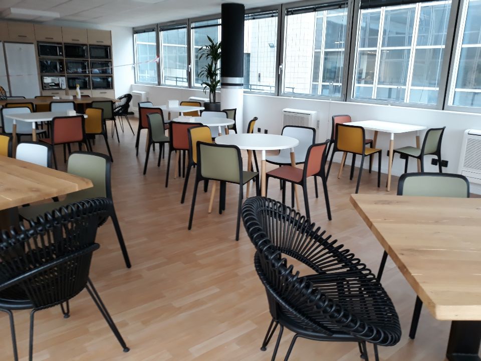 Restaurant d’entreprise avec chaises colorées