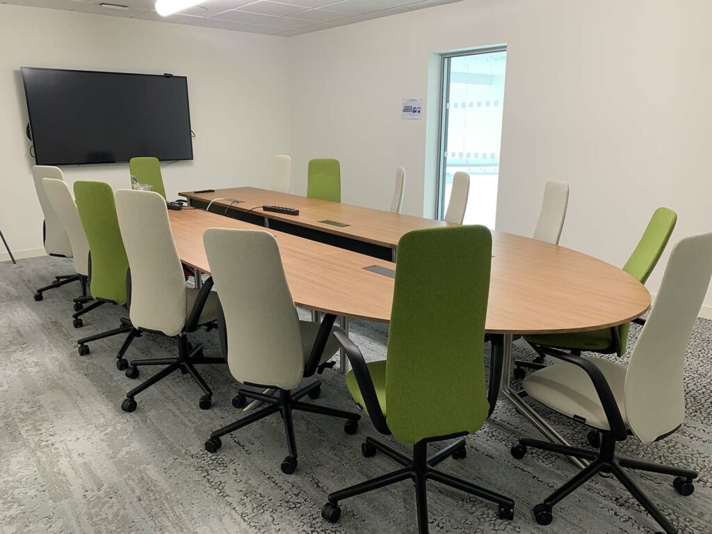 Salle de réunion avec fauteuils vert TDI